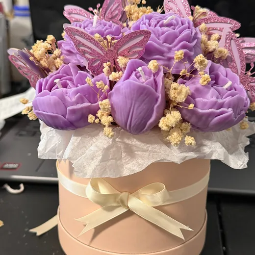 Caja de flores de cera hecha por una alumna