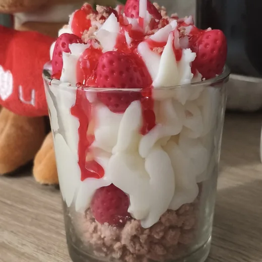 Vela en vaso con fresas de cera