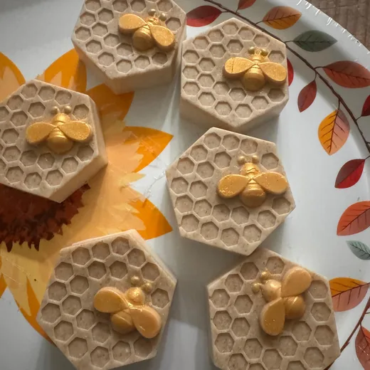 Jabones artesanales con diseño de panal