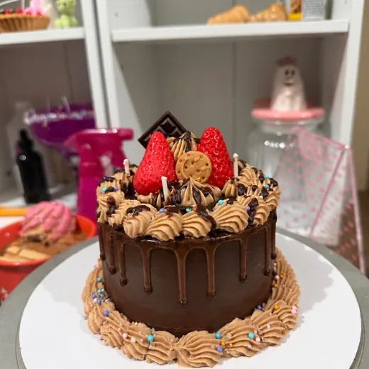 Vela en forma de pastel de chocolate