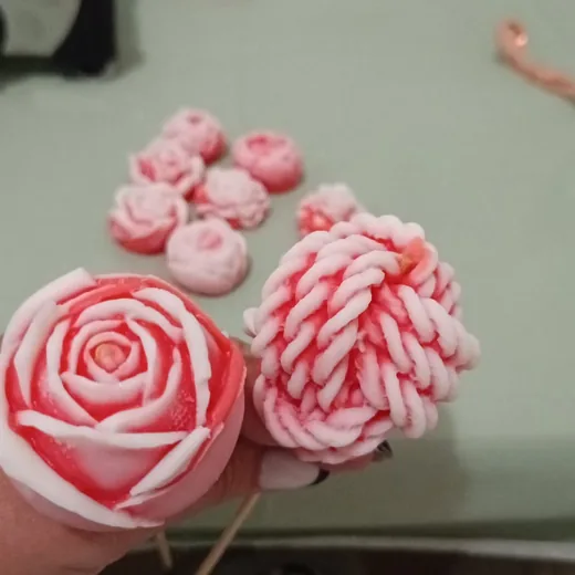 Velas de rosas hechas por una alumna